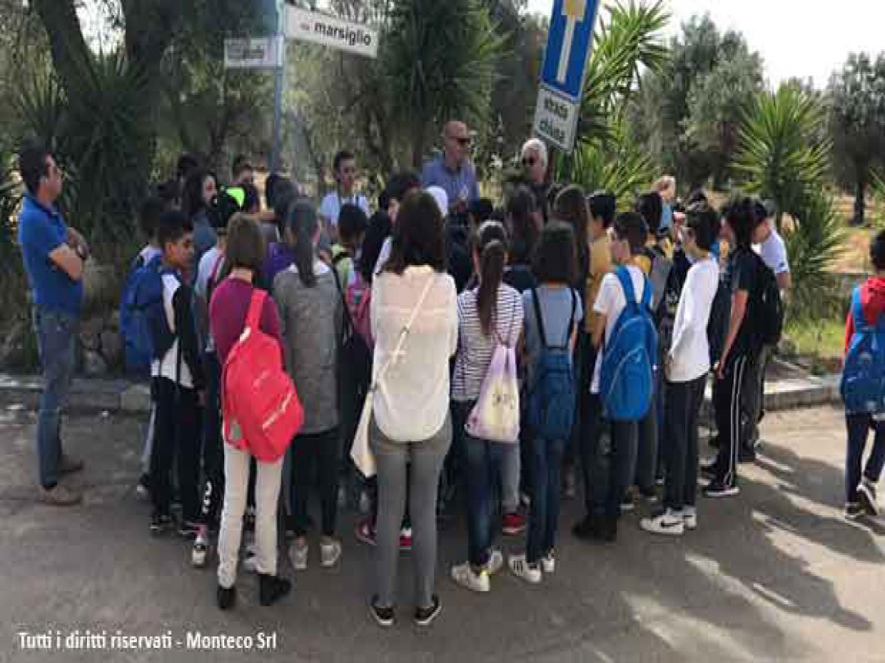 gruppo di bimbi che ascoltano