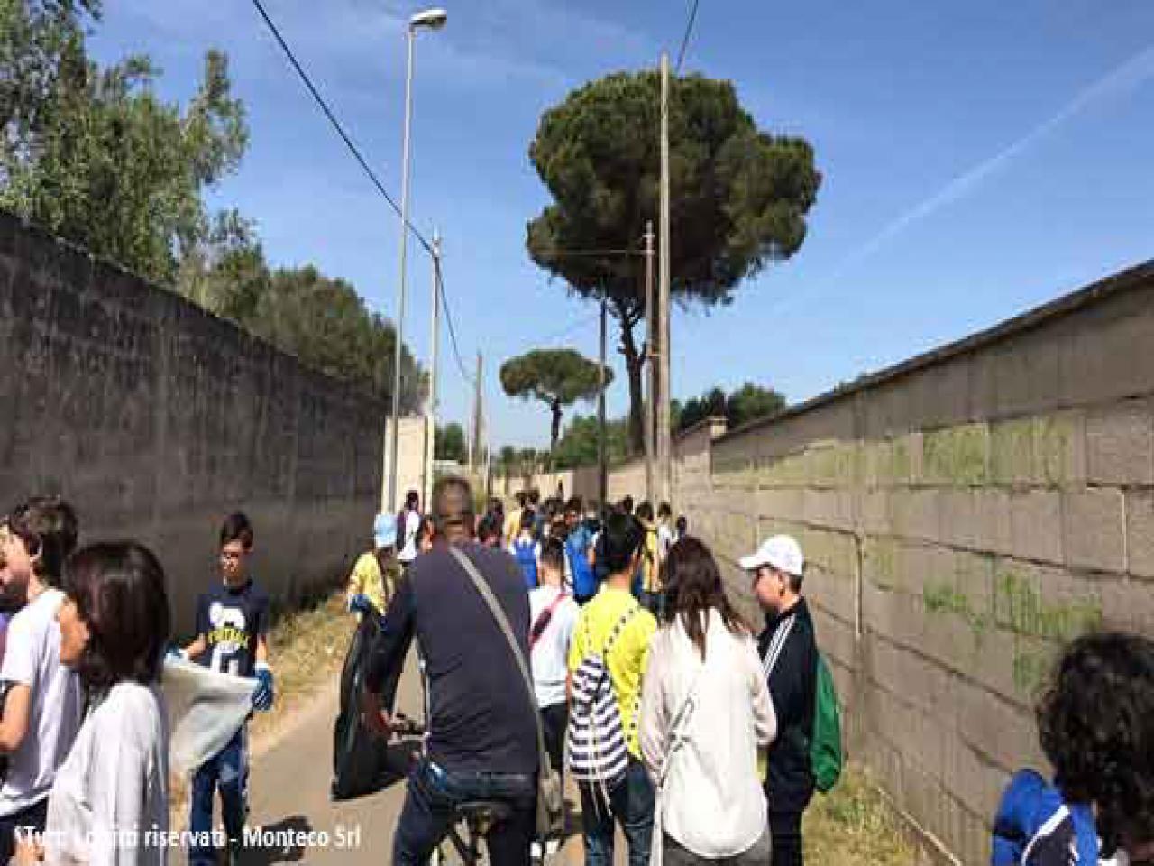 gruppo di bambini che raccoglie rifiuti